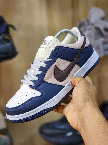 Nike SB DUNK LOW SNEAKERS