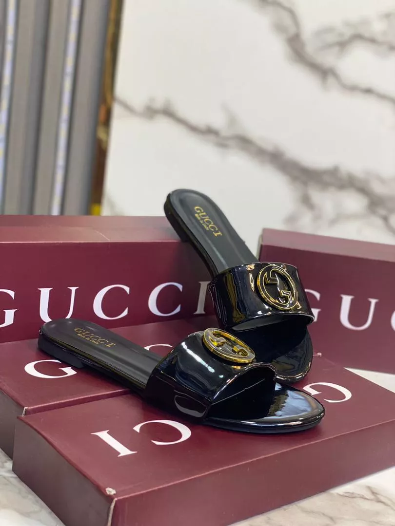 Gucci Interlocking G Slide Sandals – Black
